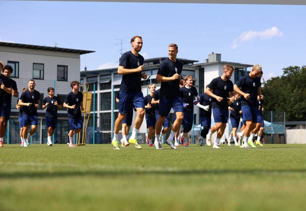 Fussball, Herren, Regionalliga Bayern, Saison 2026 2027, TSV 1860 München, Training Die gesamte Mannschaft des TSV 1860 München zusammen beim Laufen, Aufwärmen, Laufrunden am Trainingsplatz, vorne weg, Michael Eberwein (TSV 1860 München), Dennis Dressel (TSV 1860 München), Matthew Collins (TSV 1860 München), Lasse Fassmann (TSV 1860 München) (v.l.n.r.) *** Soccer, Men s, Bavarian Regional League, 2026–2027 Season, TSV 1860 Munich, Training: The entire TSV 1860 Munich team together running, warming up, and doing laps around the training field; in the foreground, Michael Eberwein (TSV 1860 Munich), Dennis Dressel (TSV 1860 Munich), Matthew Collins (TSV 1860 Munich), Lasse Fassmann (TSV 1860 Munich), from left to right
