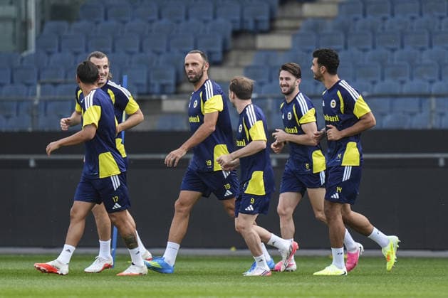 Ahead of Sturm Graz v Fenerbahce - UEFA Champions League Qualifier GRAZ, AUSTRIA - AUGUST 10: Vedat Muric (3rd L), Caglar Soyuncu (2nd L), Ismail Yuksek (2nd R) of Fenerbahce attend training session ahead of UEFA Champions League third qualifying round second-leg match against Sturm Graz in Graz, Austria on August 10, 2026. Agit Erdi Ulukaya Anadolu Graz Austria. Editorial use only. Please get in touch for any other usage.  Copyright: x2026xAnadoluxAgitxErdixUlukayax