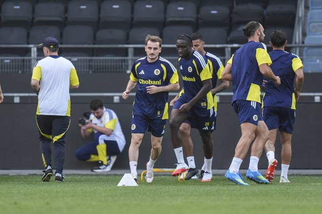 Ahead of Sturm Graz v Fenerbahce - UEFA Champions League Qualifier GRAZ, AUSTRIA - AUGUST 10: Kerem Akturkoglu (4th R), and Sidiki Cherif (3rd R) of Fenerbahce attend training session ahead of UEFA Champions League third qualifying round second-leg match against Sturm Graz in Graz, Austria on August 10, 2026. Agit Erdi Ulukaya Anadolu Graz Austria. Editorial use only. Please get in touch for any other usage.  Copyright: x2026xAnadoluxAgitxErdixUlukayax