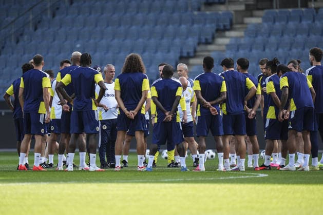 Ahead of Sturm Graz v Fenerbahce - UEFA Champions League Qualifier GRAZ, AUSTRIA - AUGUST 10: Ismail Kartal, head coach of Fenerbahce leads a training session ahead of UEFA Champions League third qualifying round second-leg match against Sturm Graz in Graz, Austria on August 10, 2026. Agit Erdi Ulukaya Anadolu Graz Austria. Editorial use only. Please get in touch for any other usage.  Copyright: x2026xAnadoluxAgitxErdixUlukayax