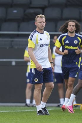 Ahead of Sturm Graz v Fenerbahce - UEFA Champions League Qualifier GRAZ, AUSTRIA - AUGUST 10: Assistant coach of Fenerbahce Dirk Kuyt attend training session ahead of UEFA Champions League third qualifying round second-leg match against Sturm Graz in Graz, Austria on August 10, 2026. Agit Erdi Ulukaya Anadolu Graz Austria. Editorial use only. Please get in touch for any other usage.  Copyright: x2026xAnadoluxAgitxErdixUlukayax