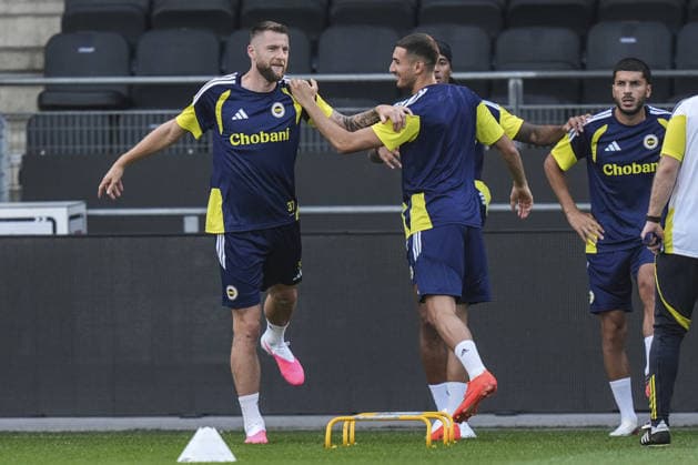 Ahead of Sturm Graz v Fenerbahce - UEFA Champions League Qualifier GRAZ, AUSTRIA - AUGUST 10: Milan Skriniar (L), Mert Muldur (C), and Oguz Aydin (R) of Fenerbahce attend a training session ahead of UEFA Champions League third qualifying round second-leg match against Sturm Graz in Graz, Austria on August 10, 2026. Agit Erdi Ulukaya Anadolu Graz Austria. Editorial use only. Please get in touch for any other usage.  Copyright: x2026xAnadoluxAgitxErdixUlukayax