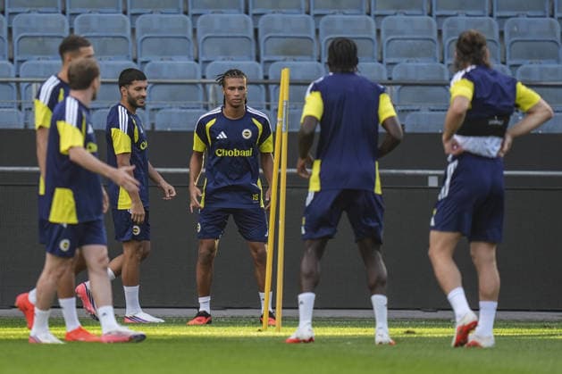 Ahead of Sturm Graz v Fenerbahce - UEFA Champions League Qualifier GRAZ, AUSTRIA - AUGUST 10: Nathan Ake (C) of Fenerbahce attends a training session ahead of UEFA Champions League third qualifying round second-leg match against Sturm Graz in Graz, Austria on August 10, 2026. Agit Erdi Ulukaya Anadolu Graz Austria. Editorial use only. Please get in touch for any other usage.  Copyright: x2026xAnadoluxAgitxErdixUlukayax