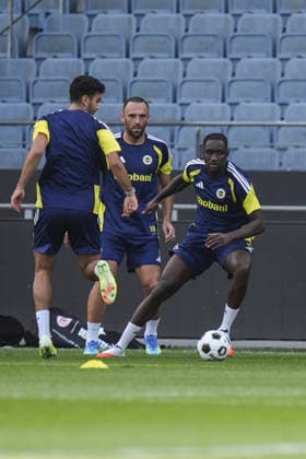 Ahead of Sturm Graz v Fenerbahce - UEFA Champions League Qualifier GRAZ, AUSTRIA - AUGUST 10: Sidiki Cherif (R) of Fenerbahce attends a training session ahead of UEFA Champions League third qualifying round second-leg match against Sturm Graz in Graz, Austria on August 10, 2026. Agit Erdi Ulukaya Anadolu Graz Austria. Editorial use only. Please get in touch for any other usage.  Copyright: x2026xAnadoluxAgitxErdixUlukayax