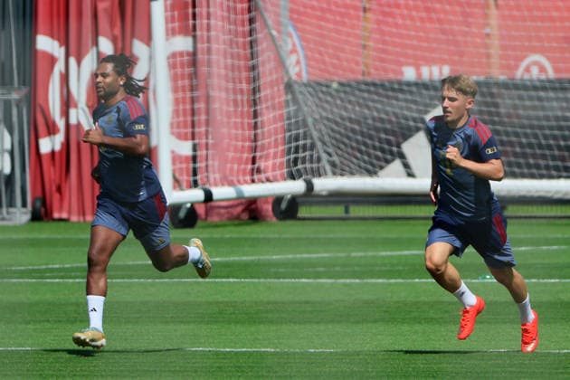 10.08.2026, FC Bayern Training , Saebenerstrasse Muenchen, Fussball, im Bild: Serge Gnabry (FC Bayern Muenchen) und Lennart Karl (FC Bayern Muenchen) sprinten *** August 10, 2026, FC Bayern Training, Saebenerstrasse, Munich, Soccer, Sports, Pictured: Serge Gnabry of FC Bayern Munich and Lennart Karl of FC Bayern Munich sprinting