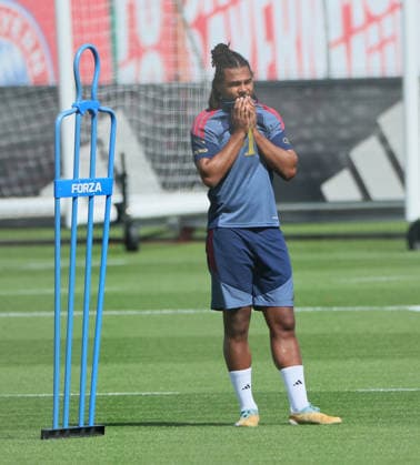 10.08.2026, FC Bayern Training , Saebenerstrasse Muenchen, Fussball, im Bild: Serge Gnabry (FC Bayern Muenchen) *** August 10, 2026, FC Bayern Training, Saebenerstrasse, Munich, Soccer, Sports, Pictured: Serge Gnabry, FC Bayern Munich