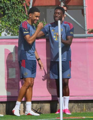 10.08.2026, FC Bayern Training , Saebenerstrasse Muenchen, Fussball, im Bild: Jamal Musiala (FC Bayern Muenchen) und Alphons Davies (FC Bayern Muenchen) wieder beim Team Training dabei mit gute Laune *** August 10, 2026, FC Bayern Training, Saebenerstrasse, Munich, Soccer, Sports; Pictured: Jamal Musiala of FC Bayern Munich and Alphons Davies of FC Bayern Munich back at team training in high spirits