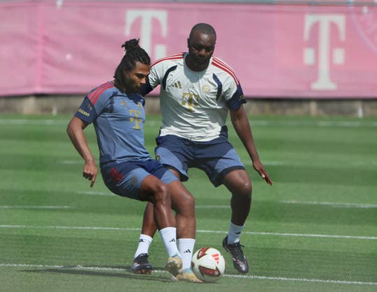 10.08.2026, FC Bayern Training , Saebenerstrasse Muenchen, Fussball, im Bild: Serge Gnabry (FC Bayern Muenchen) vs Floribert NGalula (FC Bayern Muenchen) *** August 10, 2026, FC Bayern Training, Saebenerstrasse, Munich, Soccer, Sports, Pictured: Serge Gnabry (FC Bayern Munich) vs. Floribert NGalula (FC Bayern Munich)