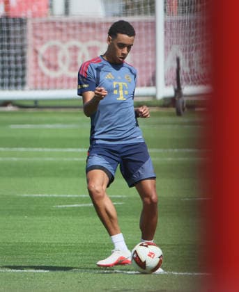 10.08.2026, FC Bayern Training , Saebenerstrasse Muenchen, Fussball, im Bild: Jamal Musiala (FC Bayern Muenchen) am Ball *** August 10, 2026, FC Bayern Training, Saebenerstrasse, Munich, Soccer, Sports, Pictured: Jamal Musiala of FC Bayern Munich with the ball