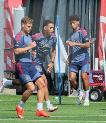 10.08.2026, FC Bayern Training , Saebenerstrasse Muenchen, Fussball, im Bild: Joshua Kimmich (FC Bayern Muenchen), Jamal Musiala (FC Bayern Muenchen) und Nathaniel Brown (FC Bayern Muenchen) *** August 10, 2026, FC Bayern Training, Saebenerstrasse, Munich, Soccer, Sports, Pictured: Joshua Kimmich (FC Bayern Munich), Jamal Musiala (FC Bayern Munich), and Nathaniel Brown (FC Bayern Munich)