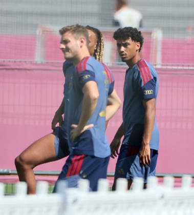 10.08.2026, FC Bayern Training , Saebenerstrasse Muenchen, Fussball, im Bild: Josip Stanisic (FC Bayern Muenchen), Sacha Boey (FC Bayern Muenchen) und Nathaniel Brown (FC Bayern Muenchen) *** August 10, 2026, FC Bayern Training, Saebenerstrasse, Munich, Soccer, Sports, Pictured: Josip Stanisic (FC Bayern Munich), Sacha Boey (FC Bayern Munich), and Nathaniel Brown (FC Bayern Munich)