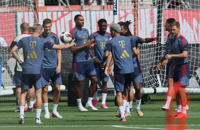10.08.2026, FC Bayern Training , Saebenerstrasse Muenchen, Fussball, im Bild: Konrad Laimer (FC Bayern Muenchen), Josip Stanisic (FC Bayern Muenchen), Jonathan Tah (FC Bayern Muenchen), Alphons Davies (FC Bayern Muenchen), Alphons Davies (FC Bayern Muenchen), Luis Diaz (FC Bayern Muenchen), Serge Gnabry (FC Bayern Muenchen), Jamal Musiala (FC Bayern Muenchen) und Joshua Kimmich (FC Bayern Muenchen) wieder da *** August 10, 2026, FC Bayern Training, Saebenerstrasse, Munich, Soccer, Sports, Pictured: Konrad Laimer (FC Bayern Munich), Josip Stanisic (FC Bayern Munich), Jonathan Tah of FC Bayern Munich, Alphons Davies of FC Bayern Munich, Alphons Davies of FC Bayern Munich, Luis Diaz of FC Bayern Munich, Serge Gnabry of FC Bayern Munich, Jamal Musiala of FC Bayern Munich, and Joshua Kimmich of FC Bayern Munich are back