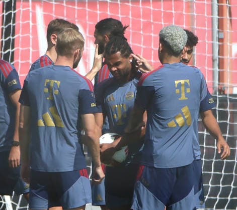 10.08.2026, FC Bayern Training , Saebenerstrasse Muenchen, Fussball, im Bild: Konrad Laimer (FC Bayern Muenchen), Josip Stanisic (FC Bayern Muenchen), Nathaniel Brown (FC Bayern Muenchen) und Luis Diaz (FC Bayern Muenchen) beim Ohren kneifen bei Serge Gnabry (FC Bayern Muenchen) *** August 10, 2026, FC Bayern Training, Säbenerstraße, Munich; soccer, sports; pictured: Konrad Laimer (FC Bayern Munich), Josip Stanisic (FC Bayern Munich), Nathaniel Brown (FC Bayern Munich), and Luis Diaz (FC Bayern Munich) playfully pinching Serge Gnabry’s (FC Bayern Munich) ears