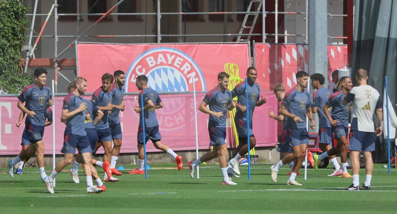 10.08.2026, FC Bayern Training , Saebenerstrasse Muenchen, Fussball, im Bild: Min-Jae Kim (FC Bayern Muenchen), Joshua Kimmich (FC Bayern Muenchen), Konrad Laimer (FC Bayern Muenchen), Tom Bischof (FC Bayern Muenchen), Ismael Saibari (FC Bayern Muenchen), Arijon Ibrahimovic (FC Bayern Muenchen), Josip Stanisic (FC Bayern Muenchen), Jonathan Tah (FC Bayern Muenchen), Lennart Karl (FC Bayern Muenchen), Aleksandar Pavlovic (FC Bayern Muenchen), Nathaniel Brown (FC Bayern Muenchen), Sacha Boey (FC Bayern Muenchen) *** August 10, 2026, FC Bayern Training, Saebenerstrasse, Munich, Soccer, Sports, Pictured: Min Jae Kim, FC Bayern Munich, Joshua Kimmich, FC Bayern Munich; Konrad Laimer, FC Bayern Munich; Tom Bischof, FC Bayern Munich; Ismael Saibari, FC Bayern Munich; Arijon Ibrahimovic, FC Bayern Munich; Josip Stanisic, FC Bayern Munich; Jonathan Tah, FC Bayern Munich; Lennart Karl, FC Bayern Munich; Aleksandar Pavlovic, FC Bayern Munich; Nathaniel Brown, FC Bayern Munich; Sacha Boey, FC Bayern Munich