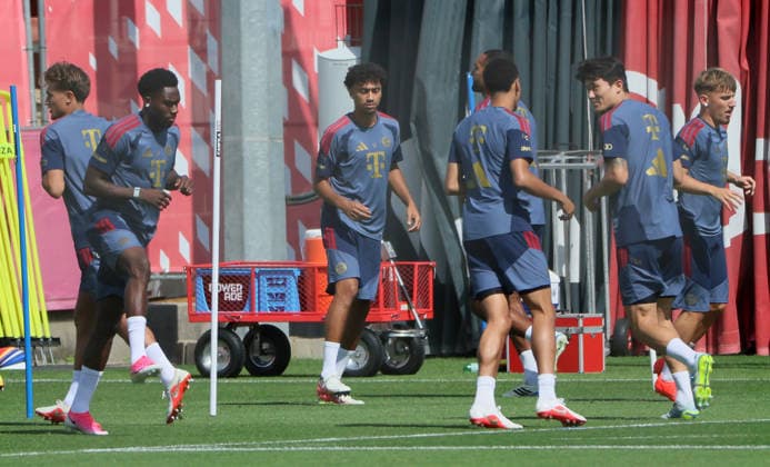 10.08.2026, FC Bayern Training , Saebenerstrasse Muenchen, Fussball, im Bild: Tom Bischof (FC Bayern Muenchen), Alphons Davies (FC Bayern Muenchen), Nathaniel Brown (FC Bayern Muenchen), Jonathan Tah (FC Bayern Muenchen), Jamal Musiala (FC Bayern Muenchen), Min-Jae Kim (FC Bayern Muenchen), und Lennart Karl (FC Bayern Muenchen) *** August 10, 2026, FC Bayern Training, Saebenerstrasse, Munich, Soccer, Sports, Pictured: Tom Bischof (FC Bayern Munich), Alphons Davies (FC Bayern Munich), Nathaniel Brown (FC Bayern Munich), Jonathan Tah of FC Bayern Munich, Jamal Musiala of FC Bayern Munich, Min Jae Kim of FC Bayern Munich, and Lennart Karl of FC Bayern Munich