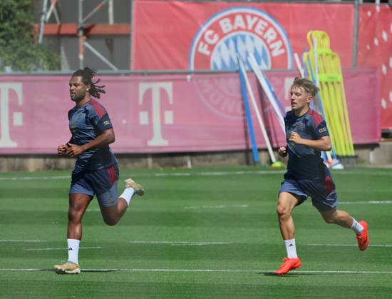 10.08.2026, FC Bayern Training , Saebenerstrasse Muenchen, Fussball, im Bild: Einzeltarining fuer Serge Gnabry (FC Bayern Muenchen) und Lennart Karl (FC Bayern Muenchen) *** August 10, 2026, FC Bayern Training, Saebenerstrasse, Munich, Soccer, Sports, Pictured: Individual training for Serge Gnabry (FC Bayern Munich) and Lennart Karl (FC Bayern Munich)
