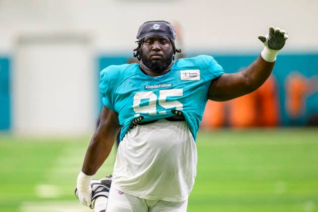MIAMI GARDENS, FL - AUGUST 10: Miami Dolphins defensive lineman Fatorma Mulbah (95) stretches during the Miami Dolphins Training Camp on August 10 2026, at the Baptist Health Training Complex in Miami Gardens, FL. (Photo by Doug Murray Icon Sportswire) NFL, American Football Herren, USA AUG 10 Dolphins Training Camp EDITORIAL USE ONLY Icon796260810116