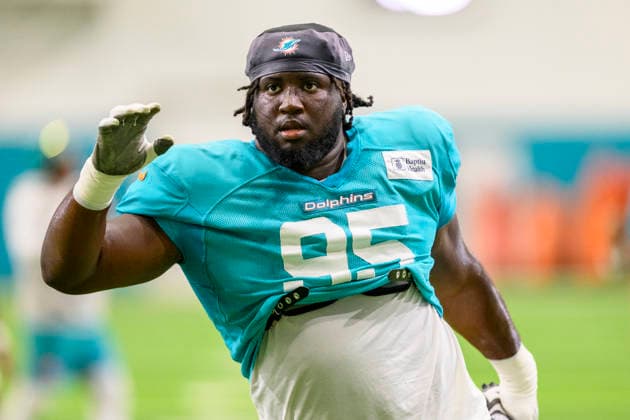 MIAMI GARDENS, FL - AUGUST 10: Miami Dolphins defensive lineman Fatorma Mulbah (95) stretches during the Miami Dolphins Training Camp on August 10 2026, at the Baptist Health Training Complex in Miami Gardens, FL. (Photo by Doug Murray Icon Sportswire) NFL, American Football Herren, USA AUG 10 Dolphins Training Camp EDITORIAL USE ONLY Icon796260810117