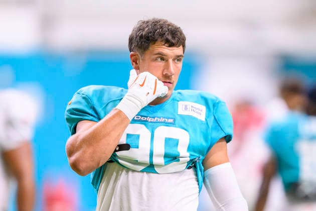 MIAMI GARDENS, FL - AUGUST 10: Miami Dolphins linebacker Mason Reiger (90) stands during the Miami Dolphins Training Camp on August 10 2026, at the Baptist Health Training Complex in Miami Gardens, FL. (Photo by Doug Murray Icon Sportswire) NFL, American Football Herren, USA AUG 10 Dolphins Training Camp EDITORIAL USE ONLY Icon796260810124