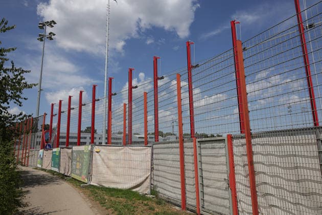 10.08.2026, FC Bayern Training , Saebenerstrasse Muenchen, Fussball, im Bild: Baustelle bei FC Bayern, Neue Vorhang System, Der Vorhang wird ueber 60 Metern hoch oder runtergelassen und es nur mit eine Stange *** August 10, 2026, FC Bayern Training, Saebenerstrasse, Munich, Soccer, Sports, Pictured: Construction site at FC Bayern, New curtain system, The curtain is raised or lowered over a distance of 60 meters using just a single rod