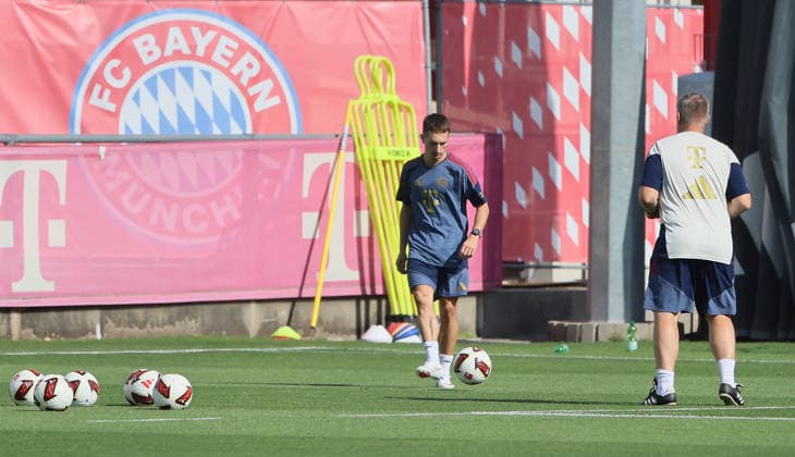 10.08.2026, FC Bayern Training , Saebenerstrasse Muenchen, Fussball, im Bild: Extra Einzeltraining fuer Bryan Zaragoza (FC Bayern Muenchen) mit Benjamin Sommer (FC Bayern Muenchen) *** August 10, 2026, FC Bayern Training, Saebenerstrasse, Munich, Soccer, Sports, Pictured: Special one-on-one training for Bryan Zaragoza of FC Bayern Munich with Benjamin Sommer of FC Bayern Munich