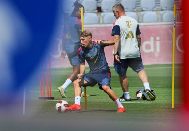 10.08.2026, FC Bayern Training , Saebenerstrasse Muenchen, Fussball, im Bild: Immer noch Aufbautraining fuer Serge Gnabry (FC Bayern Muenchen) und Lennart Karl (FC Bayern Muenchen) mit Benjamin Sommer (FC Bayern Muenchen) *** August 10, 2026, FC Bayern Training, Saebenerstrasse, Munich, Soccer, Sports, Pictured: Serge Gnabry is still in rehabilitation training; FC Bayern Munich and Lennart Karl of FC Bayern Munich with Benjamin Sommer of FC Bayern Munich