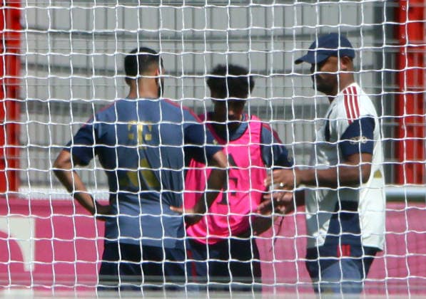 10.08.2026, FC Bayern Training , Saebenerstrasse Muenchen, Fussball, im Bild: Neuzugaenge Ismael Saibari (FC Bayern Muenchen) und Nathaniel Brown (FC Bayern Muenchen) mit Vincent Kompany (FC Bayern Muenchen) im Gespraech *** August 10, 2026, FC Bayern Training, Saebenerstrasse, Munich, Soccer, Sports; Pictured: New signings Ismael Saibari of FC Bayern Munich and Nathaniel Brown of FC Bayern Munich talking with Vincent Kompany of FC Bayern Munich
