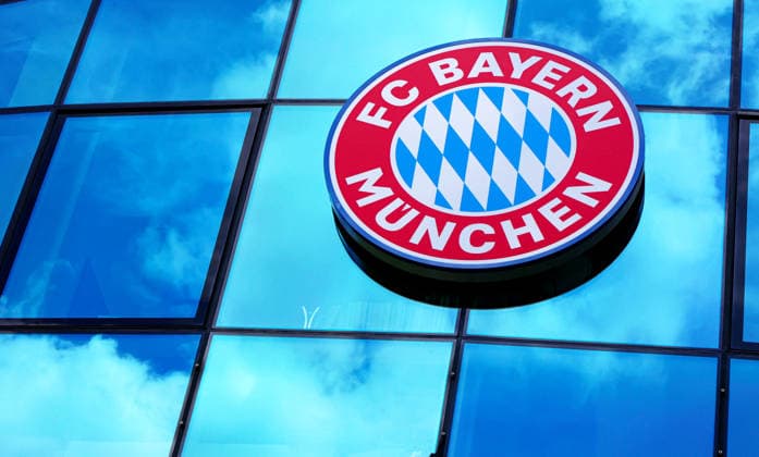 10.08.2026, FC Bayern Training , Saebenerstrasse Muenchen, Fussball, im Bild: FCB Logo auf der Geschaeftstelle *** August 10, 2026, FC Bayern Training, Saebenerstrasse, Munich, Soccer, Sports, FCB logo pictured at the office
