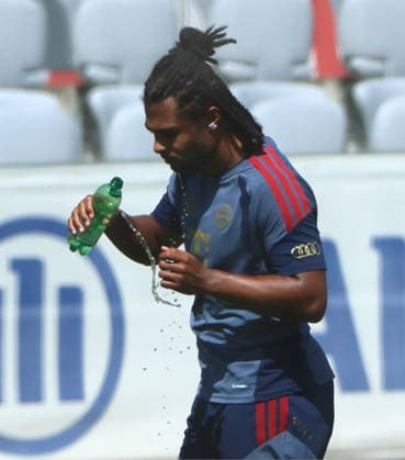 10.08.2026, FC Bayern Training , Saebenerstrasse Muenchen, Fussball, im Bild: Erfrischung fuer Serge Gnabry (FC Bayern Muenchen) *** August 10, 2026, FC Bayern Training, Saebenerstrasse, Munich, Soccer, Sports, Pictured: Serge Gnabry taking a break, FC Bayern Munich