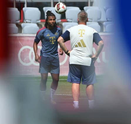 10.08.2026, FC Bayern Training , Saebenerstrasse Muenchen, Fussball, im Bild: Serge Gnabry (FC Bayern Muenchen) mit Benjamin Sommer (FC Bayern Muenchen) *** August 10, 2026, FC Bayern Training, Saebenerstrasse, Munich, Soccer, Sports, Pictured: Serge Gnabry of FC Bayern Munich with Benjamin Sommer of FC Bayern Munich
