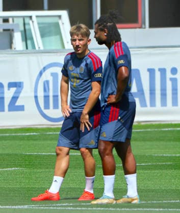 10.08.2026, FC Bayern Training , Saebenerstrasse Muenchen, Fussball, im Bild: Lennart Karl (FC Bayern Muenchen) moniert dass er noch Problemchen mit der linke Oberschenkel , Serge Gnabry (FC Bayern Muenchen) hoert zu *** August 10, 2026, FC Bayern Training, Saebenerstrasse, Munich, Soccer, Sports; pictured: Lennart Karl of FC Bayern Munich complains that he s still having a little trouble with his left thigh; Serge Gnabry of FC Bayern Munich listens