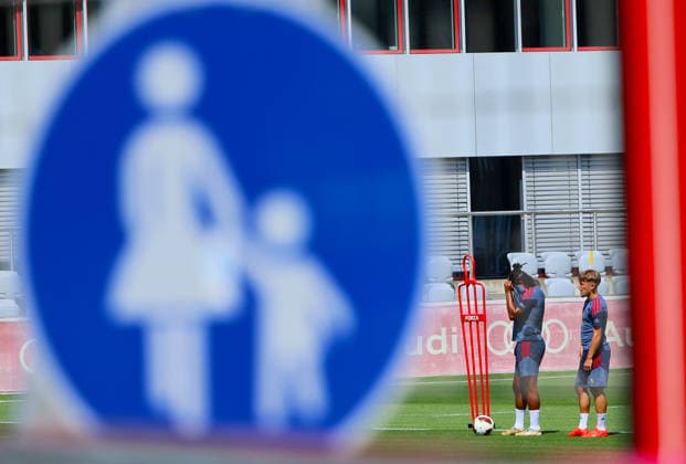 10.08.2026, FC Bayern Training , Saebenerstrasse Muenchen, Fussball, im Bild: Serge Gnabry (FC Bayern Muenchen) und Lennart Karl (FC Bayern Muenchen) stehen Schlange *** August 10, 2026, FC Bayern Training, Saebenerstrasse, Munich, Soccer, Sports, Pictured: Serge Gnabry of FC Bayern Munich and Lennart Karl of FC Bayern Munich are waiting in line