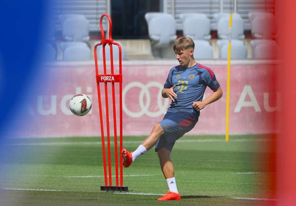 10.08.2026, FC Bayern Training , Saebenerstrasse Muenchen, Fussball, im Bild: Lennart Karl (FC Bayern Muenchen) *** August 10, 2026, FC Bayern Training, Saebenerstrasse, Munich, Soccer, Sports, Pictured: Lennart Karl, FC Bayern Munich