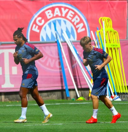 10.08.2026, FC Bayern Training , Saebenerstrasse Muenchen, Fussball, im Bild: Serge Gnabry (FC Bayern Muenchen) und Lennart Karl (FC Bayern Muenchen) *** August 10, 2026, FC Bayern Training, Saebenerstrasse, Munich, Soccer, Sports, Pictured: Serge Gnabry of FC Bayern Munich and Lennart Karl of FC Bayern Munich
