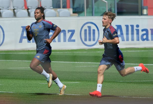 10.08.2026, FC Bayern Training , Saebenerstrasse Muenchen, Fussball, im Bild: Serge Gnabry (FC Bayern Muenchen) und Lennart Karl (FC Bayern Muenchen) *** August 10, 2026, FC Bayern Training, Saebenerstrasse, Munich, Soccer, Sports, Pictured: Serge Gnabry of FC Bayern Munich and Lennart Karl of FC Bayern Munich