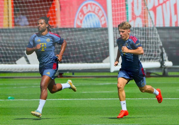 10.08.2026, FC Bayern Training , Saebenerstrasse Muenchen, Fussball, im Bild: Serge Gnabry (FC Bayern Muenchen) und Lennart Karl (FC Bayern Muenchen) *** August 10, 2026, FC Bayern Training, Saebenerstrasse, Munich, Soccer, Sports, Pictured: Serge Gnabry of FC Bayern Munich and Lennart Karl of FC Bayern Munich