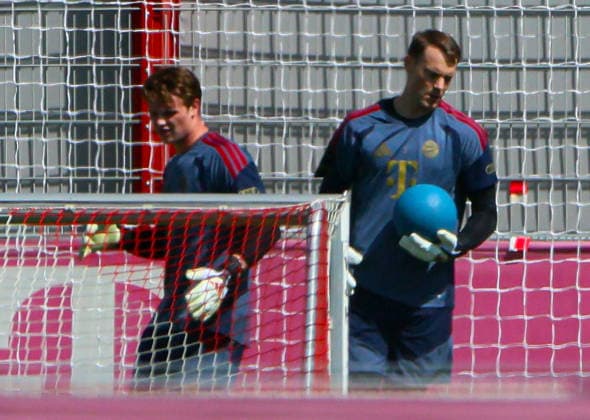 10.08.2026, FC Bayern Training , Saebenerstrasse Muenchen, Fussball, im Bild: Jonas Urbig (FC Bayern Muenchen) und Manuel Neuer (FC Bayern Muenchen) *** August 10, 2026, FC Bayern Training, Saebenerstrasse, Munich, Soccer, Sports, Pictured: Jonas Urbig (FC Bayern Munich) and Manuel Neuer (FC Bayern Munich)