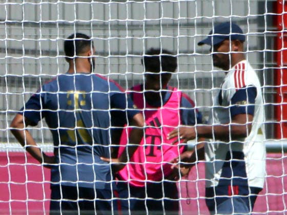 10.08.2026, FC Bayern Training , Saebenerstrasse Muenchen, Fussball, im Bild: Ismael Saibari (FC Bayern Muenchen) und Nathaniel Brown (FC Bayern Muenchen) im Gespraech mit Vincent Kompany (FC Bayern Muenchen) *** August 10, 2026, FC Bayern Training, Saebenerstrasse, Munich, Soccer, Sports; Pictured: Ismael Saibari of FC Bayern Munich and Nathaniel Brown of FC Bayern Munich talking with Vincent Kompany of FC Bayern Munich