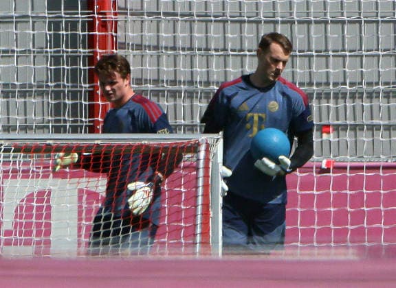 10.08.2026, FC Bayern Training , Saebenerstrasse Muenchen, Fussball, im Bild: Jonas Urbig (FC Bayern Muenchen) und Manuel Neuer (FC Bayern Muenchen) *** August 10, 2026, FC Bayern Training, Saebenerstrasse, Munich, Soccer, Sports, Pictured: Jonas Urbig (FC Bayern Munich) and Manuel Neuer (FC Bayern Munich)