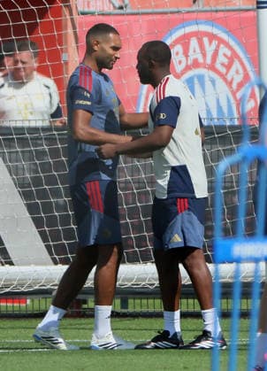 10.08.2026, FC Bayern Training , Saebenerstrasse Muenchen, Fussball, im Bild: Jonathan Tah (FC Bayern Muenchen) und Floribert NGalula (FC Bayern Muenchen) gruessen sich *** August 10, 2026, FC Bayern Training, Saebenerstrasse, Munich, Soccer, Sports; Pictured: Jonathan Tah of FC Bayern Munich and Floribert NGalula of FC Bayern Munich greet each other
