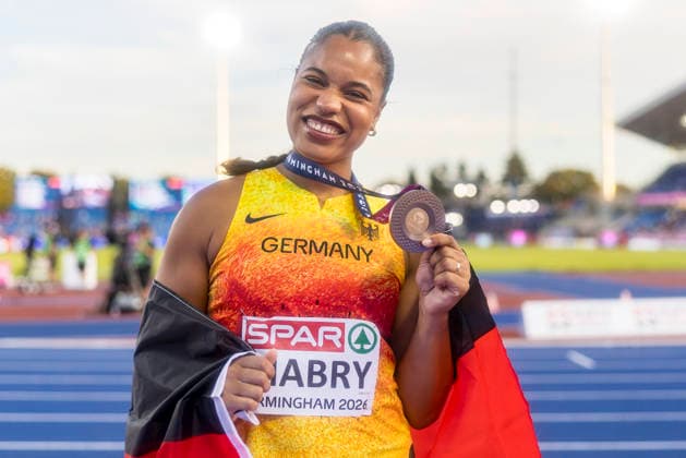 BIRMINGHAM, GREAT BRITAIN - AUGUST 10, 2026 : Yemisi MABRY (GER Germany) wins Bronze and presents medal and flag in the shop put final during the European Athletics Championships at Alexander Stadium on August 10, 2026 in Birmingham, Great Britain. Oregon Great Britain Copyright: xAxelxKohringx