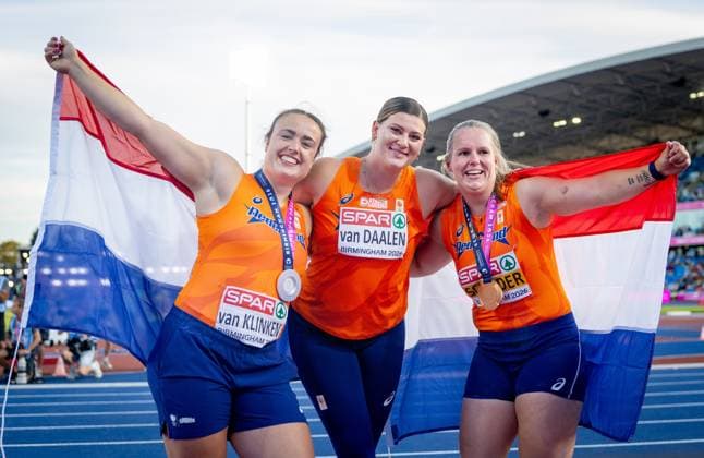 BIRMINGHAM - Jorinde van Klinken, Alida van Daalen and Jessica Schilder after the shot put final at the European Athletics Championships. It is the first time that the European Championships are being held in Great Britain. IRIS VAN DEN BROEK ANP xVIxANPxSportx xxANPxIVx 565235149 originalFilename: 565235149.jpg