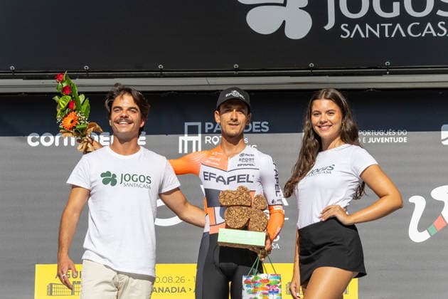 5th Stage Podium At The 87th Volta A Portugal Portuguese cyclist Tiago Antunes of Efapel receives the award for best Portuguese rider after the 5th Stage of the 87th Volta a Portugal, an individual time trial from Anadia to Agueda, Portugal, on August 10, 2026. Agueda Portugal  Copyright: xEduardoxAlmeidax originalFilename:almeida-tiagoant260810_nphtJ.jpg