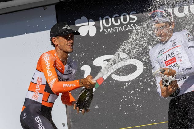 5th Stage Podium At The 87th Volta A Portugal Portuguese cyclist Tiago Antunes of Efapel receives the award for best Portuguese rider after the 5th Stage of the 87th Volta a Portugal, an individual time trial from Anadia to Agueda, Portugal, on August 10, 2026. Agueda Portugal  Copyright: xEduardoxAlmeidax originalFilename:almeida-tiagoant260810_npGRt.jpg