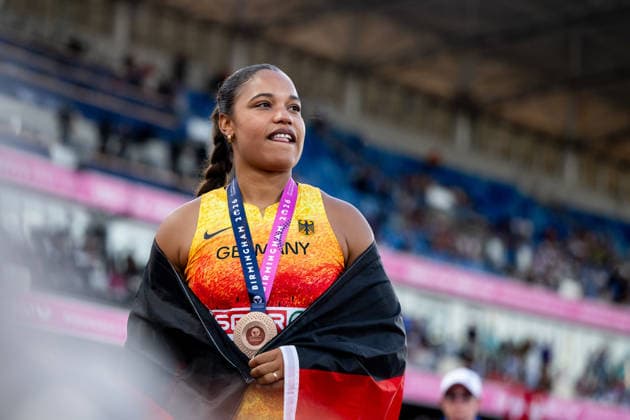 10.08.2026, GBR, Leichtathletik, Europameisterschaft 2026, Abendsession Tag 1, Birmingham Yemisi Mabry ( Deutschland ) mit Bronze Medaille für Platz 3, Kugelstoßen Damen, Finale Birmingham Alexander Stadium England Großbritannien *** August 10, 2026, GBR, Track and Field, 2026 European Championships, Evening Session, Day 1, Birmingham: Yemisi Mabry of Germany wins the bronze medal for third place, Women’s Shot Put, Final, Alexander Stadium, Birmingham, England, Great Britain Copyright: xNordphoto Memmlerx