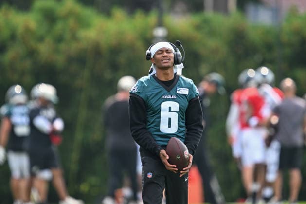 PHILADELPHIA, PA - AUGUST 10: Philadelphia Eagles wide receiver DeVonta Smith 6 flips the ball around during the Philadelphia Eagles training camp on August 10th, 2026 at Jefferson Health Training Complex in Philadelphia, PA. (Photo by Terence Lewis Icon Sportswire) NFL, American Football Herren, USA AUG 10 Eagles Training Camp EDITORIAL USE ONLY Icon260810056