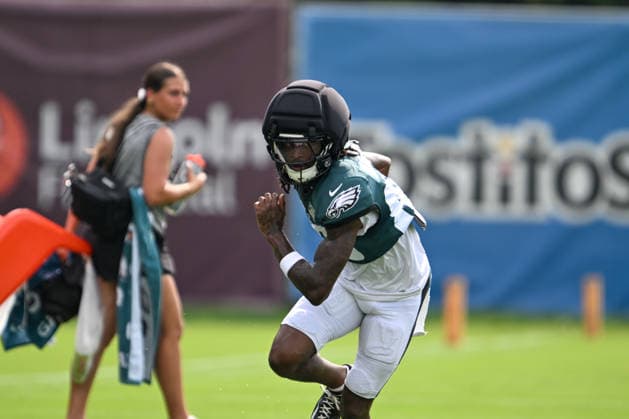 PHILADELPHIA, PA - AUGUST 10: Philadelphia Eagles wide receiver Quez Watkins 86 catches the ball during the Philadelphia Eagles training camp on August 10th, 2026 at Jefferson Health Training Complex in Philadelphia, PA. (Photo by Terence Lewis Icon Sportswire) NFL, American Football Herren, USA AUG 10 Eagles Training Camp EDITORIAL USE ONLY Icon260810059