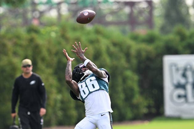 PHILADELPHIA, PA - AUGUST 10: Philadelphia Eagles wide receiver Quez Watkins 86 catches the ball during the Philadelphia Eagles training camp on August 10th, 2026 at Jefferson Health Training Complex in Philadelphia, PA. (Photo by Terence Lewis Icon Sportswire) NFL, American Football Herren, USA AUG 10 Eagles Training Camp EDITORIAL USE ONLY Icon260810060