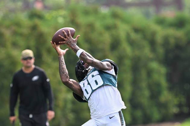 PHILADELPHIA, PA - AUGUST 10: Philadelphia Eagles wide receiver Quez Watkins 86 catches the ball during the Philadelphia Eagles training camp on August 10th, 2026 at Jefferson Health Training Complex in Philadelphia, PA. (Photo by Terence Lewis Icon Sportswire) NFL, American Football Herren, USA AUG 10 Eagles Training Camp EDITORIAL USE ONLY Icon260810061