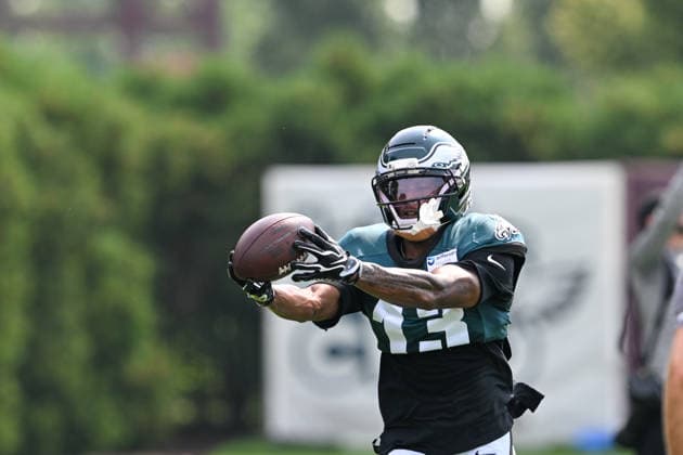 PHILADELPHIA, PA - AUGUST 10: Philadelphia Eagles wide receiver Dontayvion Wicks 13 catches the ball during the Philadelphia Eagles training camp on August 10th, 2026 at Jefferson Health Training Complex in Philadelphia, PA. (Photo by Terence Lewis Icon Sportswire) NFL, American Football Herren, USA AUG 10 Eagles Training Camp EDITORIAL USE ONLY Icon260810062
